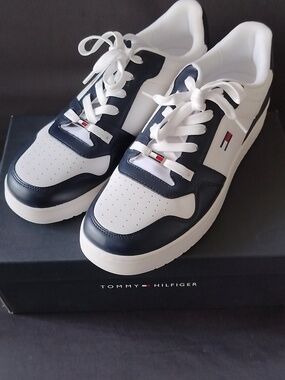 Tommy Hilfiger Women's 11 TWIGYE White & Navy With Metal Logo Low-Top Sneakers
